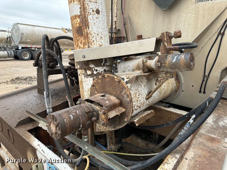 image for item LT9225 2003 Pinson AA8/D298FRD7AAA  feed delivery trailer