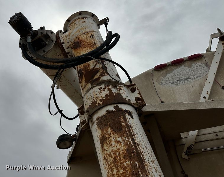 image for item LT9225 2003 Pinson AA8/D298FRD7AAA  feed delivery trailer