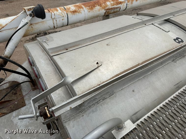 image for item LT9225 2003 Pinson AA8/D298FRD7AAA  feed delivery trailer