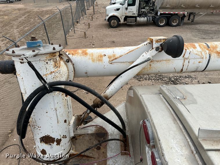 image for item LT9225 2003 Pinson AA8/D298FRD7AAA  feed delivery trailer