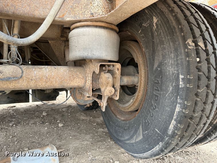 image for item LT9225 2003 Pinson AA8/D298FRD7AAA  feed delivery trailer