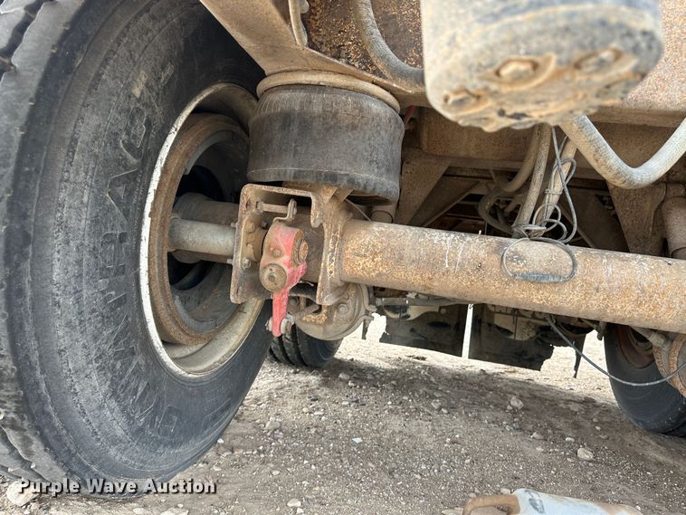 image for item LT9225 2003 Pinson AA8/D298FRD7AAA  feed delivery trailer