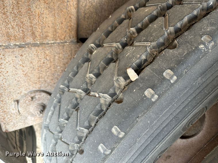 image for item LT9225 2003 Pinson AA8/D298FRD7AAA  feed delivery trailer