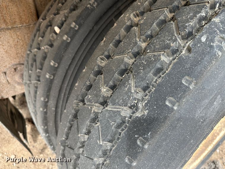 image for item LT9225 2003 Pinson AA8/D298FRD7AAA  feed delivery trailer