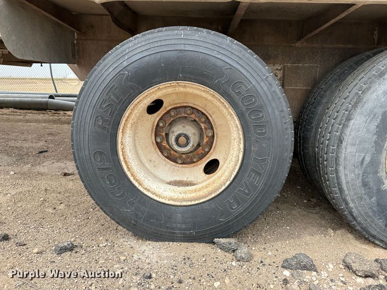 image for item LT9225 2003 Pinson AA8/D298FRD7AAA  feed delivery trailer