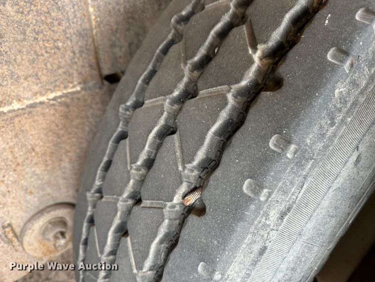 image for item LT9225 2003 Pinson AA8/D298FRD7AAA  feed delivery trailer