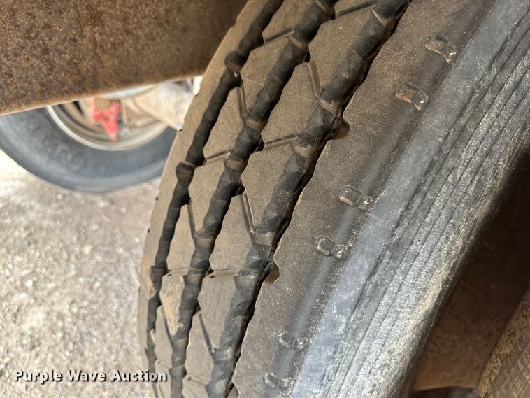 image for item LT9225 2003 Pinson AA8/D298FRD7AAA  feed delivery trailer