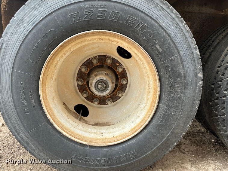 image for item LT9225 2003 Pinson AA8/D298FRD7AAA  feed delivery trailer