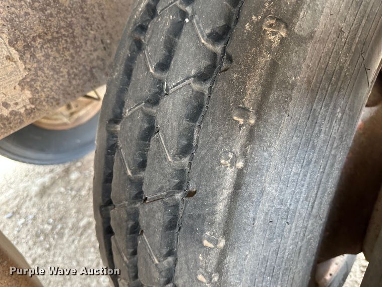 image for item LT9225 2003 Pinson AA8/D298FRD7AAA  feed delivery trailer