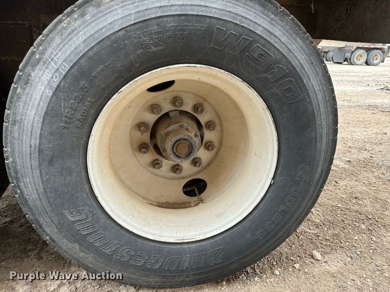 image for item LT9225 2003 Pinson AA8/D298FRD7AAA  feed delivery trailer