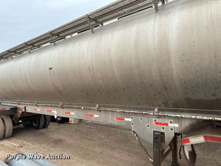 image for item LT9226 1999 Pinson AA84V258FRD7A7AP/U  feed delivery trailer