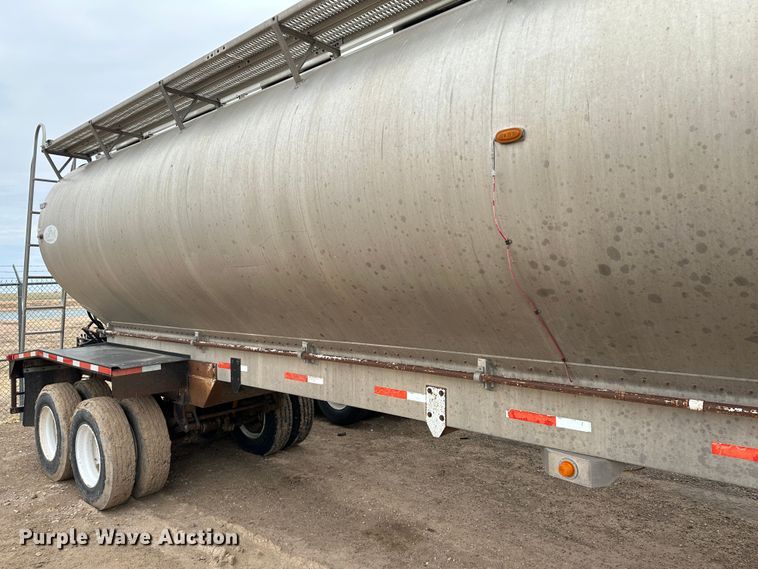 image for item LT9226 1999 Pinson AA84V258FRD7A7AP/U  feed delivery trailer