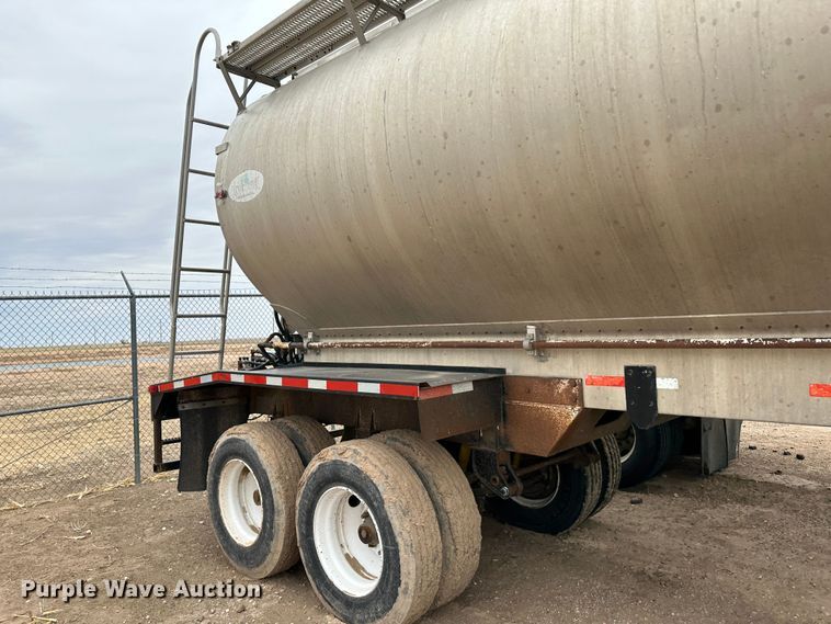 image for item LT9226 1999 Pinson AA84V258FRD7A7AP/U  feed delivery trailer