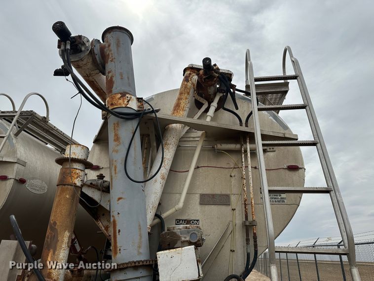 image for item LT9226 1999 Pinson AA84V258FRD7A7AP/U  feed delivery trailer