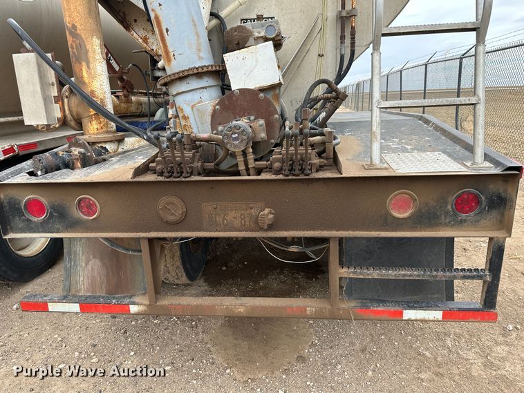 image for item LT9226 1999 Pinson AA84V258FRD7A7AP/U  feed delivery trailer