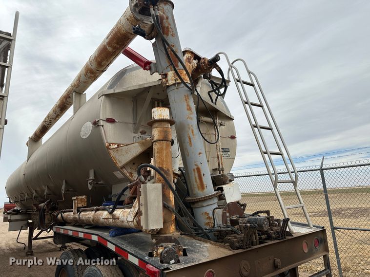 image for item LT9226 1999 Pinson AA84V258FRD7A7AP/U  feed delivery trailer