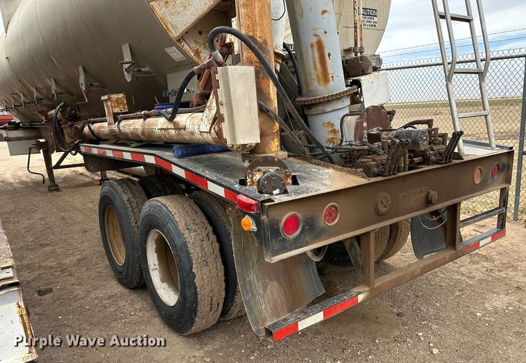 image for item LT9226 1999 Pinson AA84V258FRD7A7AP/U  feed delivery trailer