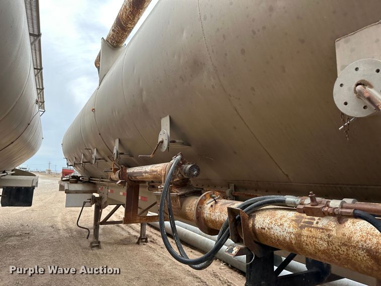 image for item LT9226 1999 Pinson AA84V258FRD7A7AP/U  feed delivery trailer