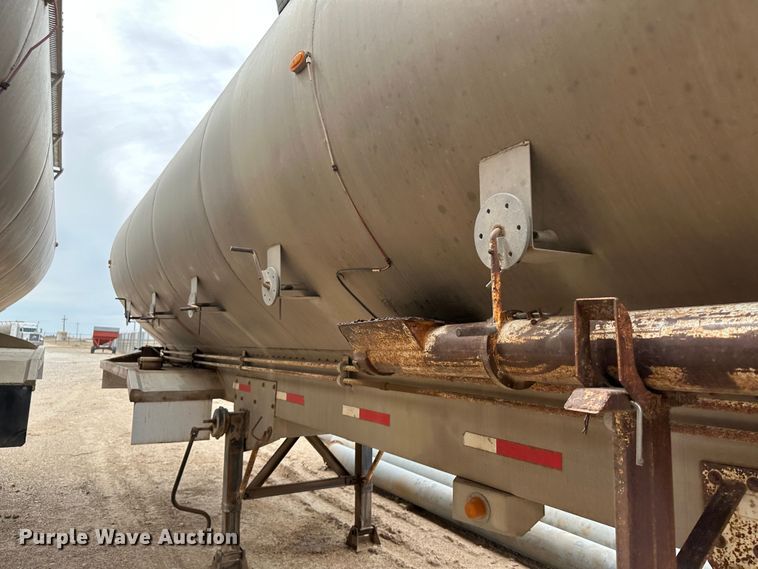 image for item LT9226 1999 Pinson AA84V258FRD7A7AP/U  feed delivery trailer