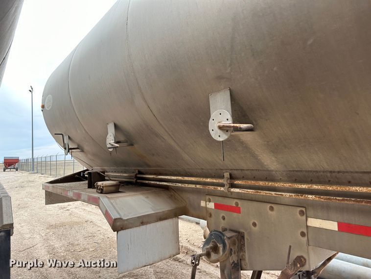 image for item LT9226 1999 Pinson AA84V258FRD7A7AP/U  feed delivery trailer