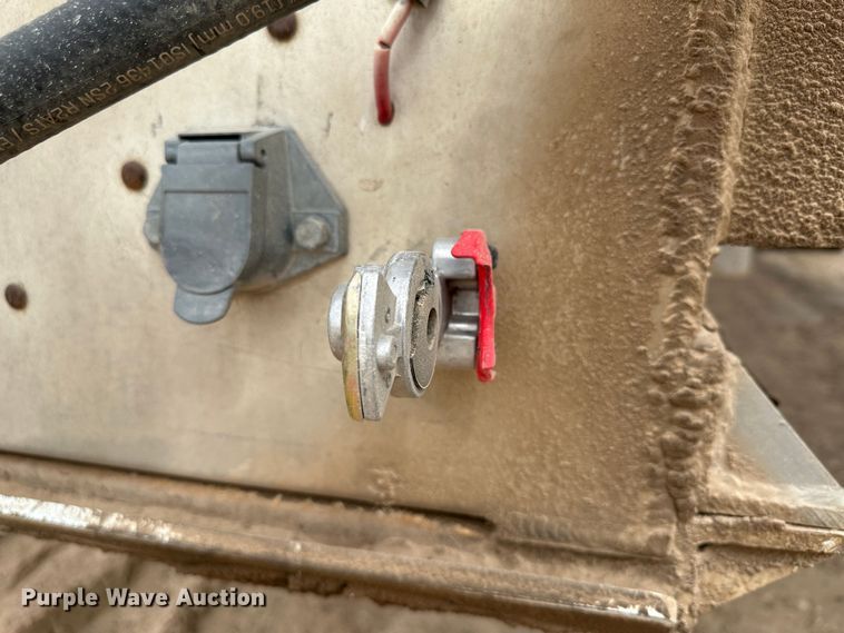 image for item LT9226 1999 Pinson AA84V258FRD7A7AP/U  feed delivery trailer