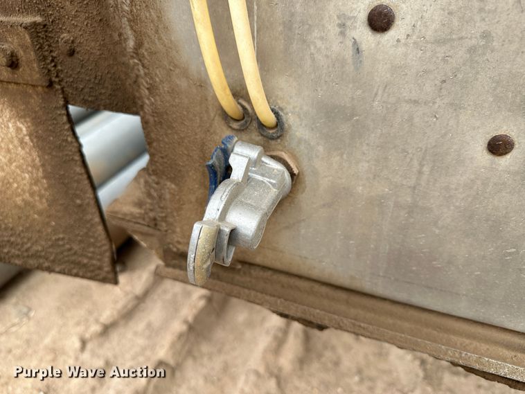 image for item LT9226 1999 Pinson AA84V258FRD7A7AP/U  feed delivery trailer