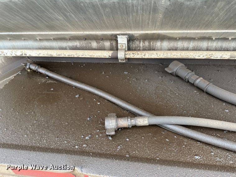 image for item LT9226 1999 Pinson AA84V258FRD7A7AP/U  feed delivery trailer