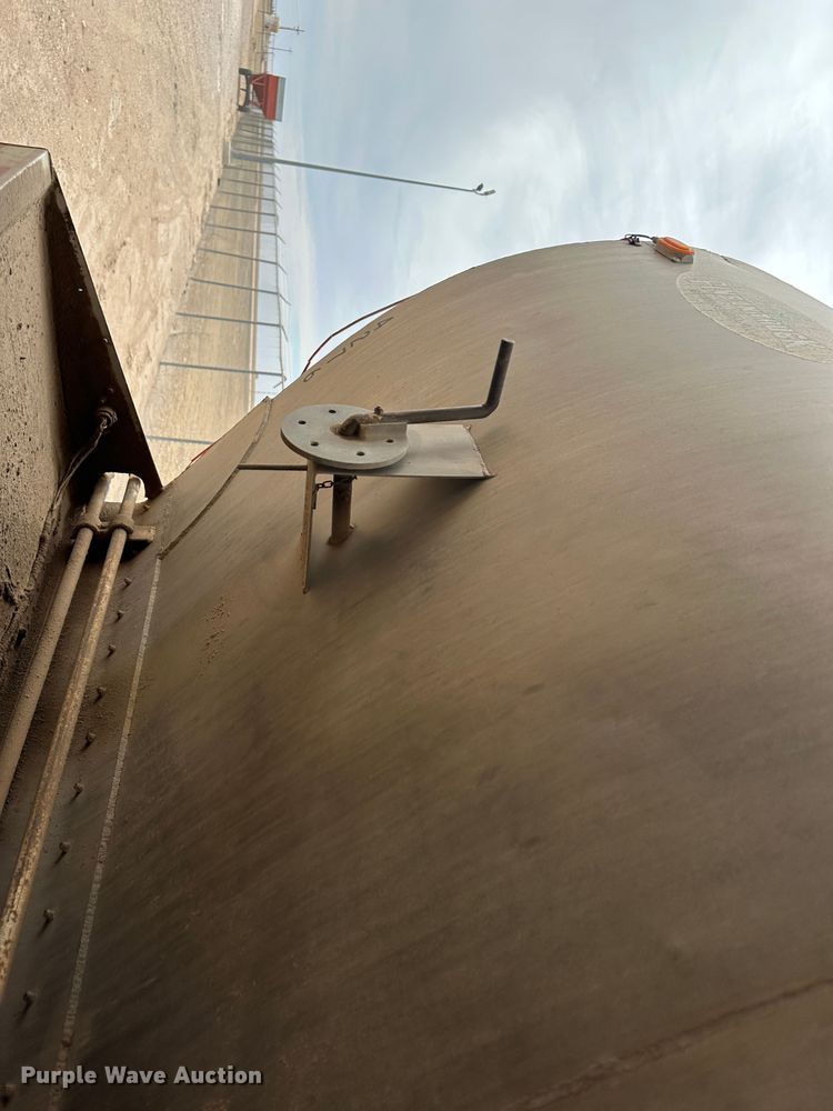 image for item LT9226 1999 Pinson AA84V258FRD7A7AP/U  feed delivery trailer