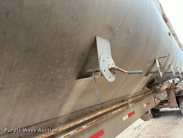 image for item LT9226 1999 Pinson AA84V258FRD7A7AP/U  feed delivery trailer