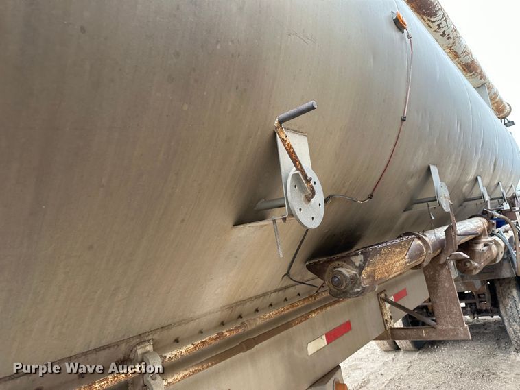 image for item LT9226 1999 Pinson AA84V258FRD7A7AP/U  feed delivery trailer