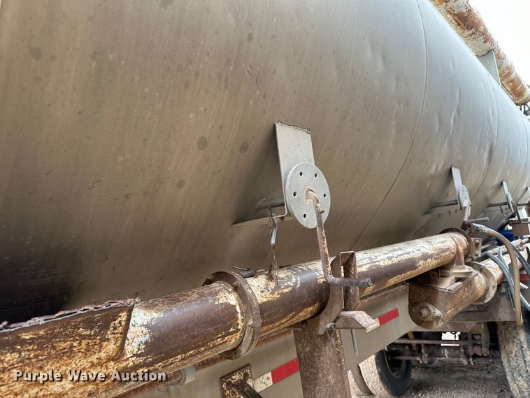 image for item LT9226 1999 Pinson AA84V258FRD7A7AP/U  feed delivery trailer