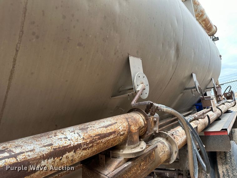 image for item LT9226 1999 Pinson AA84V258FRD7A7AP/U  feed delivery trailer