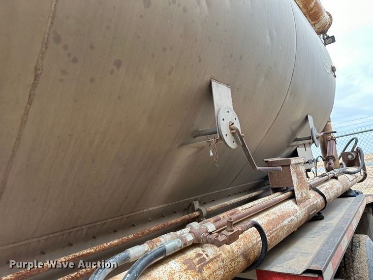 image for item LT9226 1999 Pinson AA84V258FRD7A7AP/U  feed delivery trailer