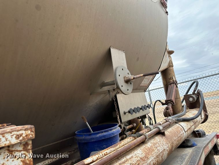 image for item LT9226 1999 Pinson AA84V258FRD7A7AP/U  feed delivery trailer