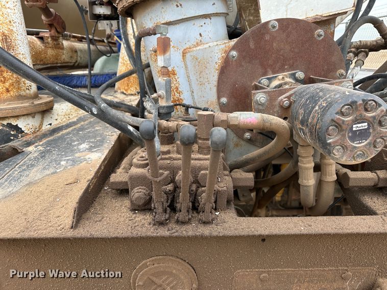 image for item LT9226 1999 Pinson AA84V258FRD7A7AP/U  feed delivery trailer