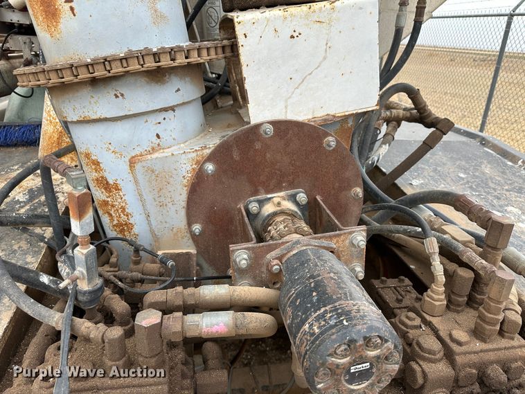 image for item LT9226 1999 Pinson AA84V258FRD7A7AP/U  feed delivery trailer