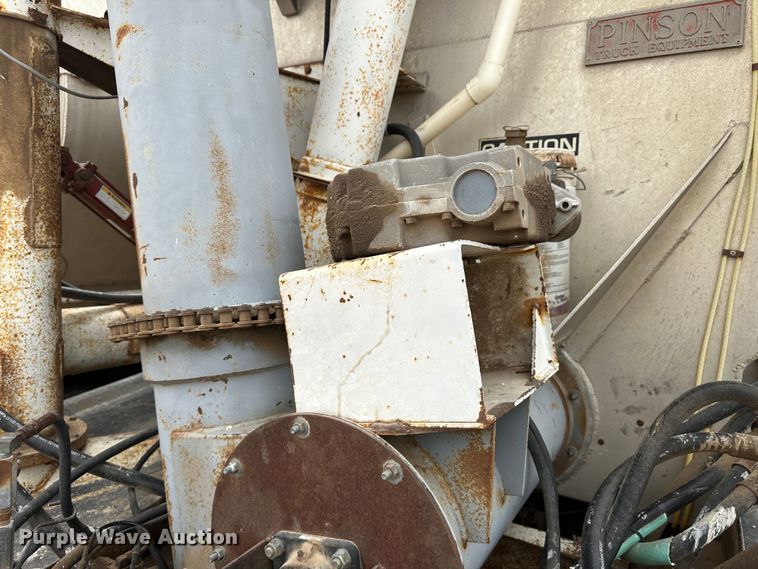 image for item LT9226 1999 Pinson AA84V258FRD7A7AP/U  feed delivery trailer