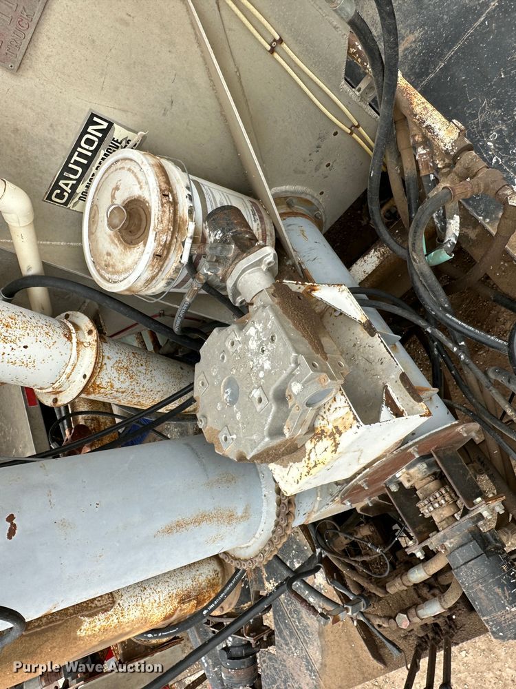 image for item LT9226 1999 Pinson AA84V258FRD7A7AP/U  feed delivery trailer