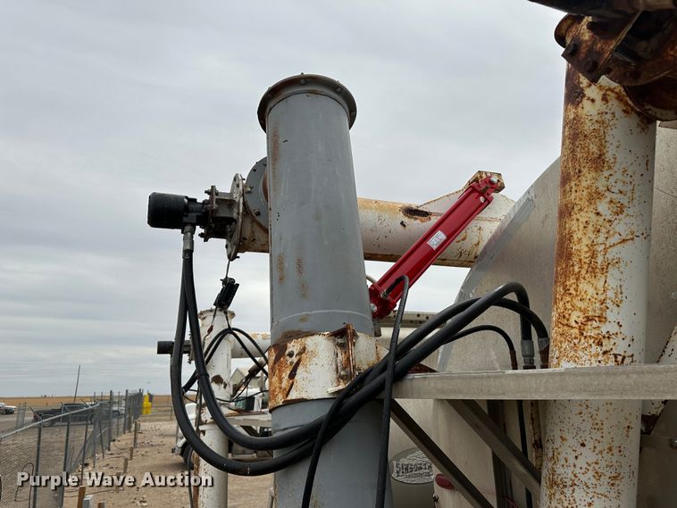 image for item LT9226 1999 Pinson AA84V258FRD7A7AP/U  feed delivery trailer