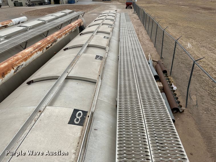 image for item LT9226 1999 Pinson AA84V258FRD7A7AP/U  feed delivery trailer