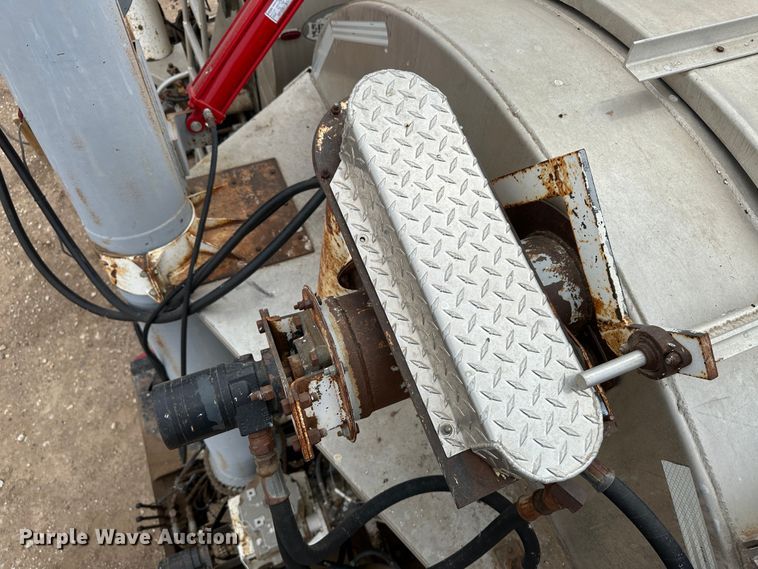 image for item LT9226 1999 Pinson AA84V258FRD7A7AP/U  feed delivery trailer