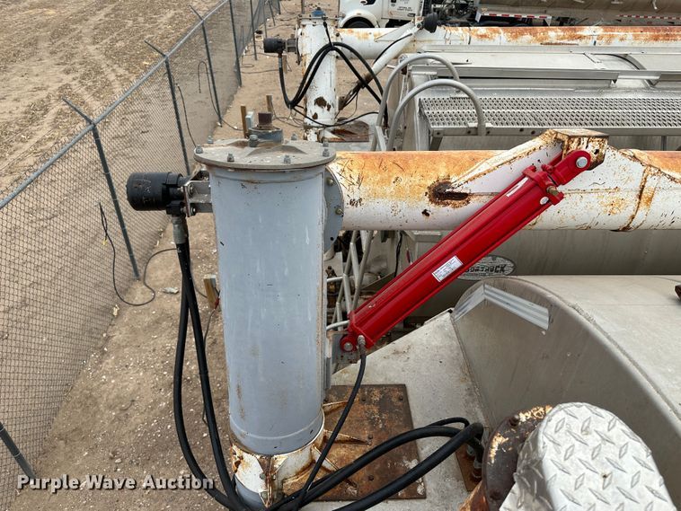 image for item LT9226 1999 Pinson AA84V258FRD7A7AP/U  feed delivery trailer