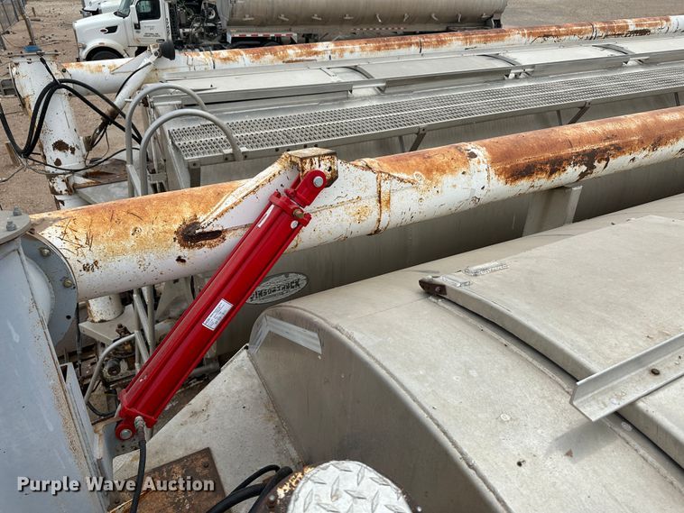 image for item LT9226 1999 Pinson AA84V258FRD7A7AP/U  feed delivery trailer