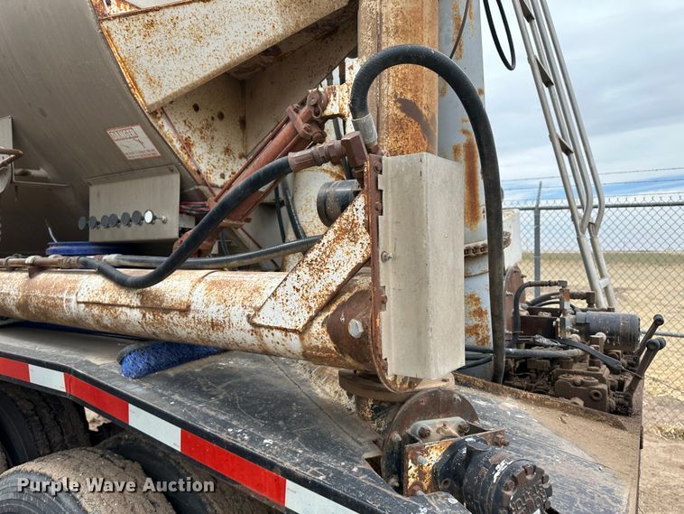 image for item LT9226 1999 Pinson AA84V258FRD7A7AP/U  feed delivery trailer