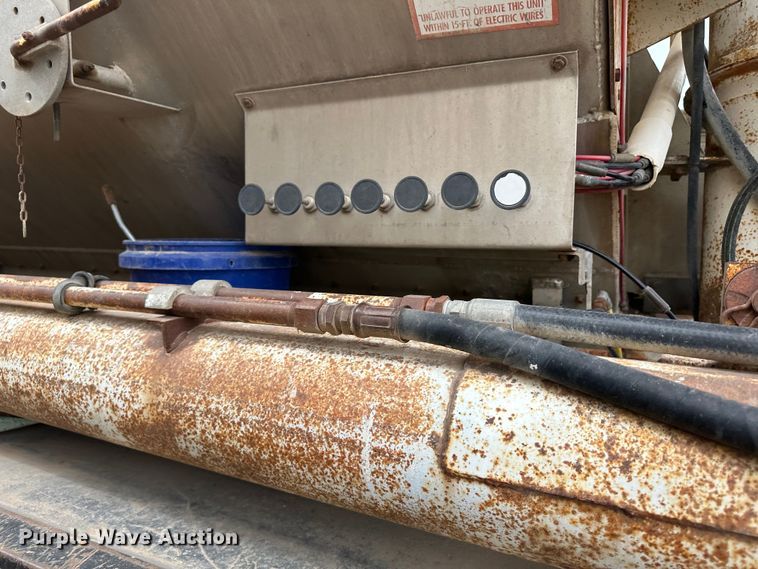 image for item LT9226 1999 Pinson AA84V258FRD7A7AP/U  feed delivery trailer