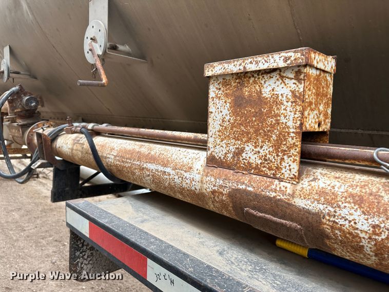 image for item LT9226 1999 Pinson AA84V258FRD7A7AP/U  feed delivery trailer