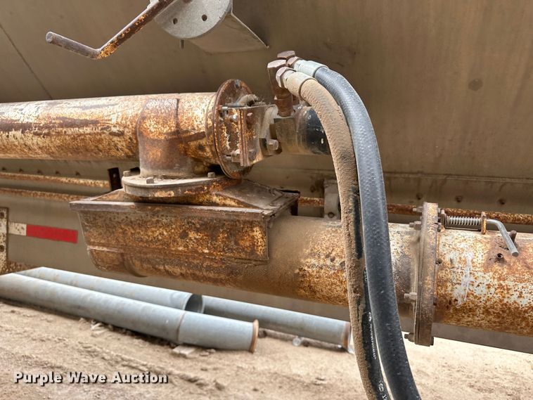 image for item LT9226 1999 Pinson AA84V258FRD7A7AP/U  feed delivery trailer