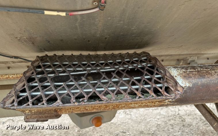 image for item LT9226 1999 Pinson AA84V258FRD7A7AP/U  feed delivery trailer