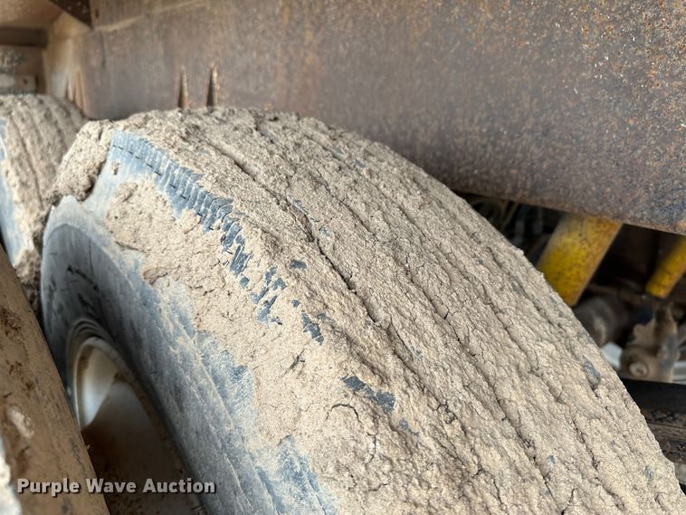 image for item LT9226 1999 Pinson AA84V258FRD7A7AP/U  feed delivery trailer