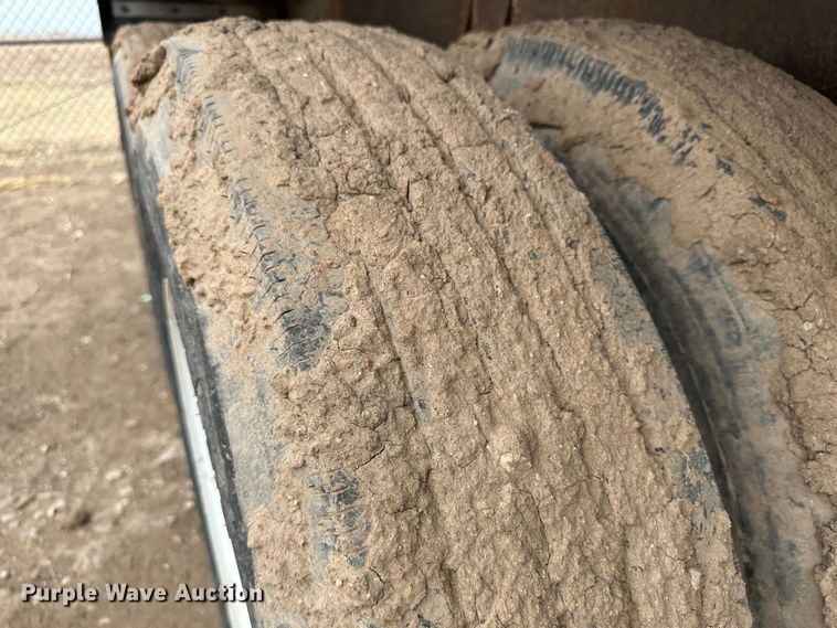 image for item LT9226 1999 Pinson AA84V258FRD7A7AP/U  feed delivery trailer